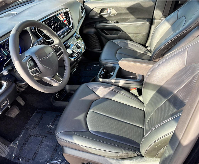 2025 Chrysler Pacifica Select