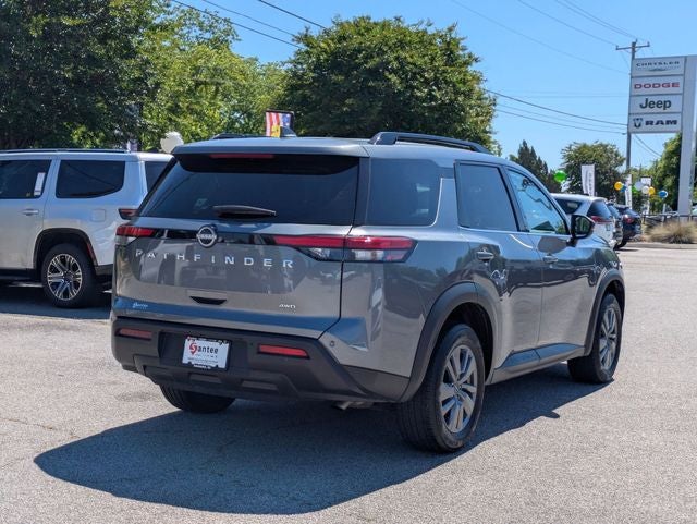 2025 Nissan Pathfinder SV